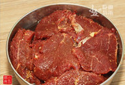 烤牛肉干,拌匀,腌制3个小时