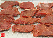 烤牛肉干,取出,将腌制好的牛肉摊在烤架上