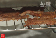 烤牛肉干,将牛肉放进烤箱第二层,继续选择“烘烤”模式,上下火120℃, 时间60分钟