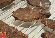 烤牛肉干,取出烤好的牛肉,凉却后放密封罐保存