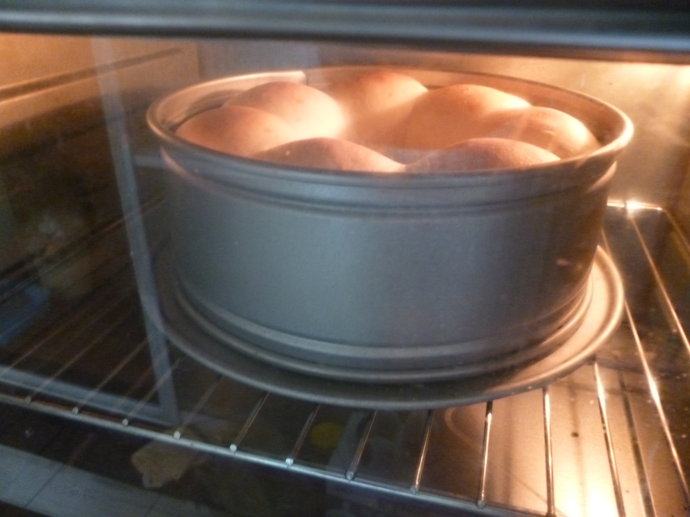 奶酪红豆面包,二发完成后送入预热180度的烤箱烘烤20分钟左右即成。