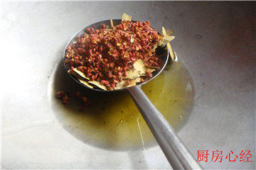 花椒油小烧肉,大铁锅中放入一手勺的油，一手勺的<a style='color:red;display:inline-block;' href='/shicai/ 700'>花椒</a>和<a style='color:red;display:inline-block;' href='/shicai/ 741'>香叶</a>