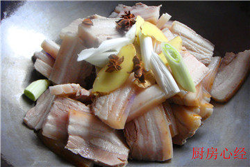 花椒油小烧肉,放入葱姜；<a style='color:red;display:inline-block;' href='/shicai/ 695'>八角</a>；肉片翻炒