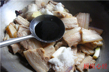 花椒油小烧肉,然后加入<a style='color:red;display:inline-block;' href='/shicai/ 692'>酱油</a>；料酒；<a style='color:red;display:inline-block;' href='/shicai/ 3729'>白糖</a>；盐