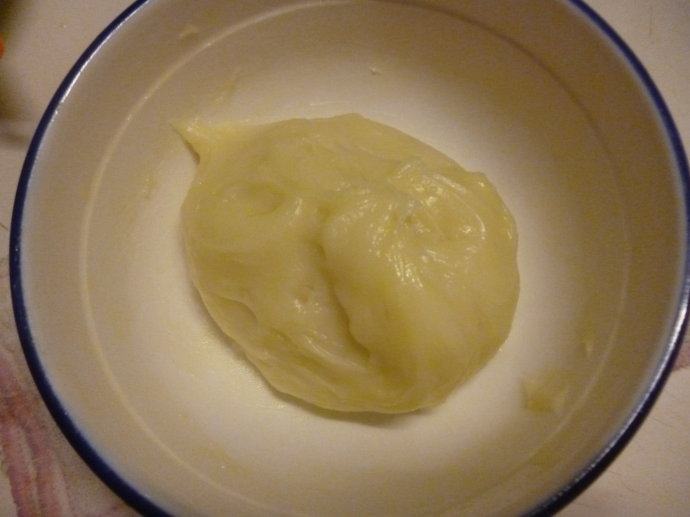 抹茶麻薯软欧,制作麻薯,混合除去无盐奶油外的麻薯材料拌匀后上锅蒸熟,取出后加入无盐奶油用刮刀刮拌均匀,无盐奶油全部被吸收即可,放凉后表面覆盖保鲜膜防止表面风干或是冷藏备用。