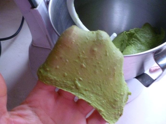 抹茶麻薯软欧,松弛面团时可以取出麻薯,并均分成三份,每份分别撒少许手粉后用擀面棍擀成较大的面片备用。