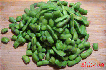 毛豆草虾,<a style='color:red;display:inline-block;' href='/shicai/ 67'>毛豆</a>洗净后,用剪子剪去二端,便于入味