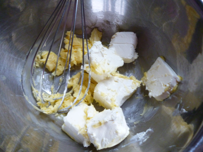 蛋糕奥利奥,无盐奶油室温软化;粉类材料B混合过筛;液体材料D混合均匀备用;黑巧克力隔水融化备用。