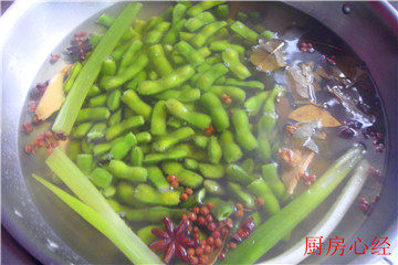 毛豆草虾,然后再放入毛豆,煮5分钟。捞出备用