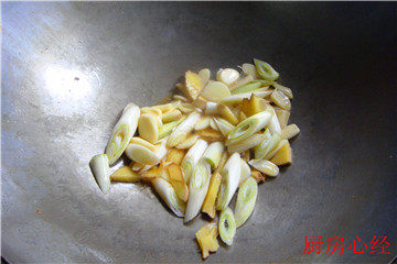 毛豆草虾,锅中放油,爆香大量葱姜蒜