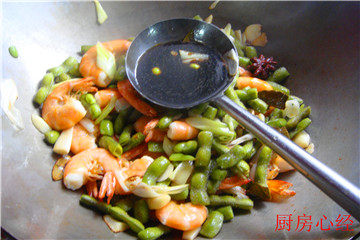 毛豆草虾,快速烹入碗汁,快速炒匀