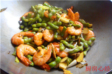 毛豆草虾,翻炒均匀,即可出锅