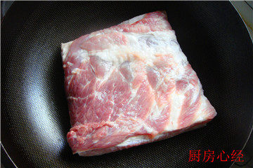 蒸五花,五花肉要先清洗干净,然后用一个平底铁锅,烧热后,不用放油,
直接放入肉块,反复转动,烙制。能够去掉猪毛,同时肉皮更好吃,还容易上色
