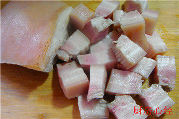 蒸五花,捞出肉块后,用凉水冲凉后切成大块