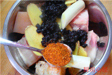 蒸五花,将肉块放入容器中，加入适量的<a style='color:red;display:inline-block;' href='/shicai/ 694'>豆豉</a>；<a style='color:red;display:inline-block;' href='/shicai/ 9613'>辣椒面</a>