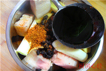 蒸五花,一大勺<a style='color:red;display:inline-block;' href='/shicai/ 762'>老抽</a>用于上色，再加入适量的<a style='color:red;display:inline-block;' href='/shicai/ 788'>生抽</a>入味，不放盐了