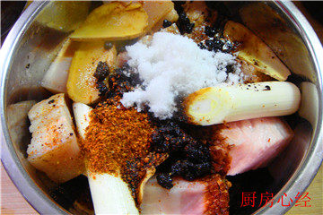 蒸五花,再放入适量的<a style='color:red;display:inline-block;' href='/shicai/ 3729'>白糖</a>