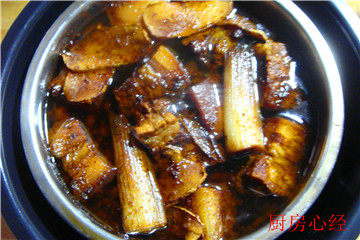 蒸五花,这是蒸熟之后的肉块,码入盘中即可