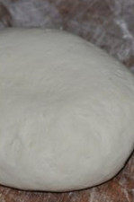 豆沙肉松月饼,先来做皮的部分:将蜂蜜和油倒入容器中搅拌均匀后加入碱水在次搅拌均匀