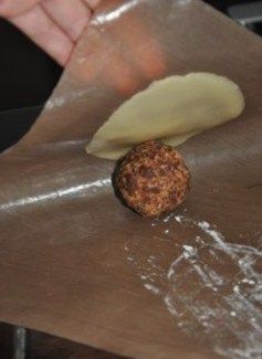 豆沙肉松月饼,将馅料分成每份45g,揉成球备用