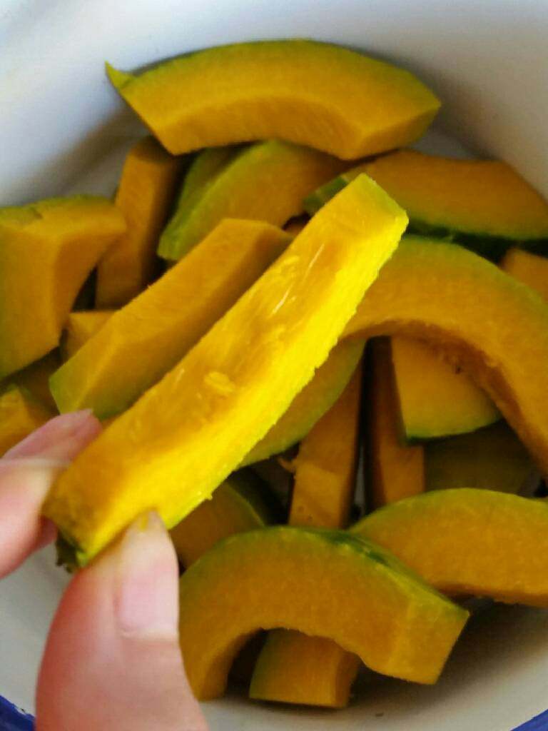 蛋黄焗窝瓜,改刀切成条。