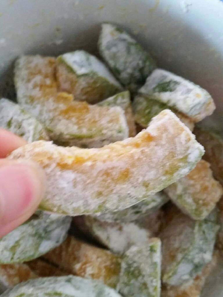 蛋黄焗窝瓜,撒入干淀粉,拌匀。
