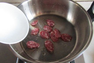 香肠炒孢子甘蓝,将<a style='color:red;display:inline-block;' href='/shicai/ 425'>香肠</a>放入锅中,加入适量的水和少许油
