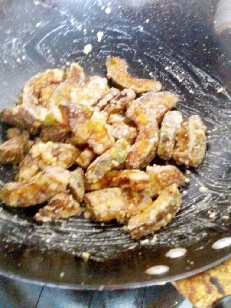 蛋黄焗窝瓜,把炸好的窝瓜倒入锅里翻炒,均匀挂上鸭蛋沫,关火。