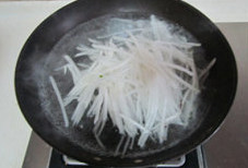 河虾萝卜丝饼,烧锅开水, 加入少许盐, 将萝卜丝放入里面焯水
