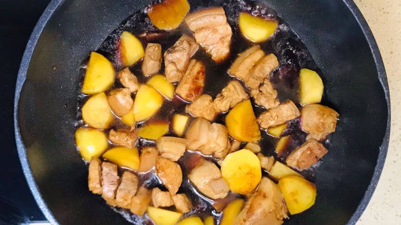 五花肉焖小土豆,加入与食材持平的温水