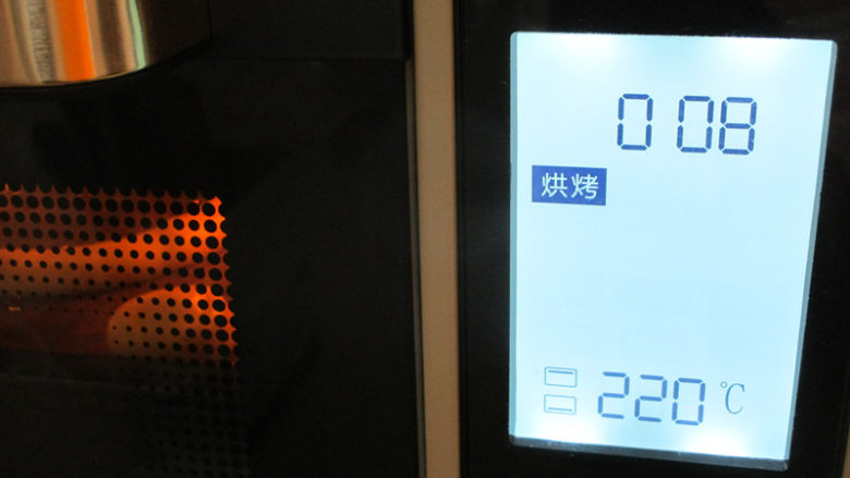 圣诞花环泡芙,放入220度预热好的烤箱中,中层先8分钟