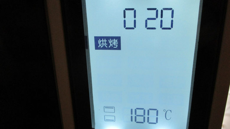圣诞花环泡芙,时间到转180度再烤20分钟,烤好之后不要立即取出等冷却后再取出