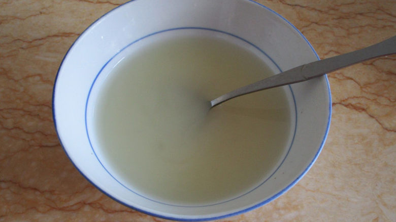 龙井虾仁,茶水里加入一汤匙生粉,2克盐和2克<a style='color:red;display:inline-block;' href='/shicai/ 813'>鸡粉</a>拌匀