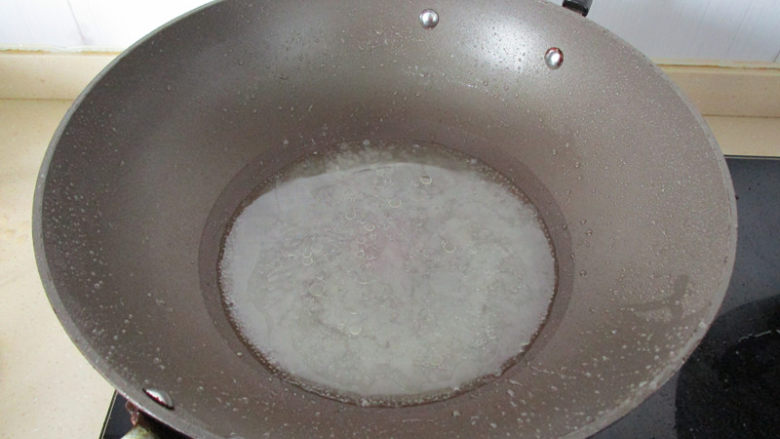 龙井虾仁,留底油把调好的茶汤倒入大火煮开
