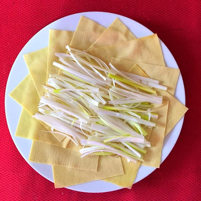 京酱肉丝,如图<a style='color:red;display:inline-block;' href='/shicai/ 163'>葱白</a>切细丝摆于豆皮上