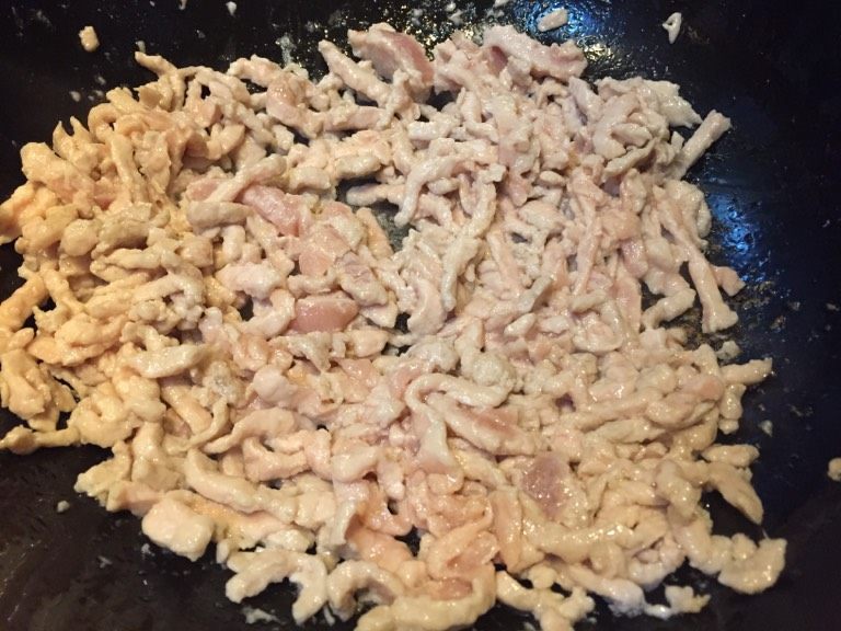 京酱肉丝,如图锅中热油放入肉丝翻炒至完全变色捞出沥干油份