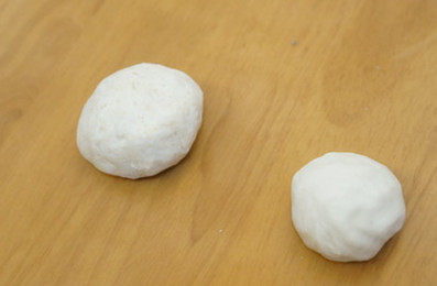 蛋黄酥,油皮材料：<a style='color:red;display:inline-block;' href='/shicai/ 406'>猪油</a>25g 细砂糖3g 中筋<a style='color:red;display:inline-block;' href='/shicai/ 519'>面粉</a>75g <a style='color:red;display:inline-block;' href='/shicai/ 156925'>水</a>33g混合均匀，陈伟光滑的面团。油酥材料：<a style='color:red;display:inline-block;' href='/shicai/ 406'>猪油</a>30g 低筋<a style='color:red;display:inline-block;' href='/shicai/ 519'>面粉</a>60g混合均匀，成为光滑的面团。两个面团静置10分钟