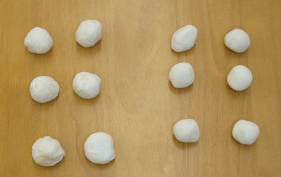 蛋黄酥,油皮、油酥分别称量出8份