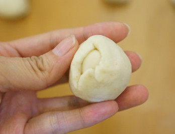 蛋黄酥,用油皮 包裹着油酥