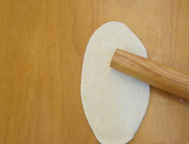 蛋黄酥,稍压扁面团后用擀面杖擀开