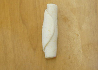 蛋黄酥,由下往上卷起