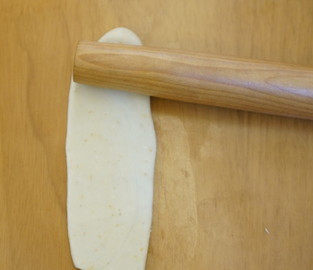 蛋黄酥,竖着放置面团，再一次擀平