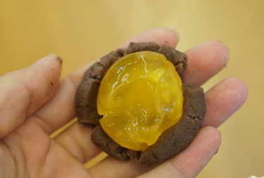 蛋黄酥,红豆沙每份15g，包住<a style='color:red;display:inline-block;' href='/shicai/ 15'>蛋黄</a>