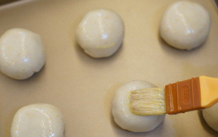 蛋黄酥,面团擀开包裹着豆沙团，收口向下放置，码好蛋黄酥以后，上面刷一层蛋液