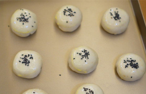 蛋黄酥,撒上<a style='color:red;display:inline-block;' href='/shicai/ 668'>黑芝麻</a>，放入预热好的烤箱中层，200度2分钟即可