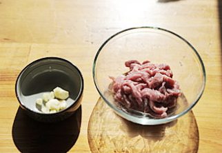 秦晋炒面,蒜瓣切片，猪肉切条用<a style='color:red;display:inline-block;' href='/shicai/ 718'>料酒</a>、盐、淀粉抓匀