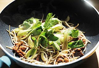 秦晋炒面,加入手擀面、小油菜和豆芽