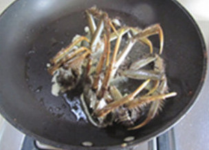 面拖蟹,烧热锅,加入油烧至7成热,将把沾了面粉的螃蟹面竖立的放入油中煎炸