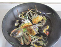 面拖蟹,放入炸过的蟹块翻炒1分钟, 再加入绍兴<a style='color:red;display:inline-block;' href='/shicai/ 894'>黄酒</a>翻炒均匀