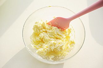 圣诞平安派(苹果派),分三次加入蛋液,每次加蛋液都要充分搅匀,电动打蛋器低速搅打至颜色发白
